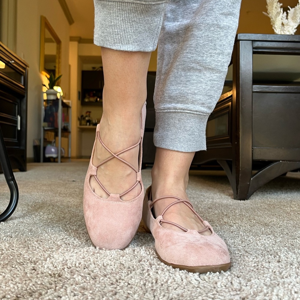 Brand: Baretraps
Size: 7 1/2
Color: Pink
Wear: Lightly worn